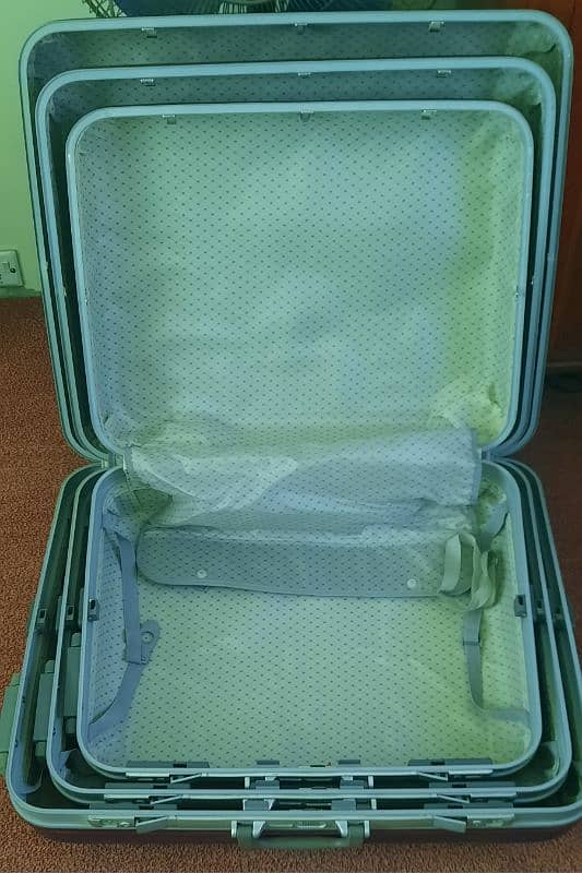 Strong Suit Cases / Travel Lugage Bags 1