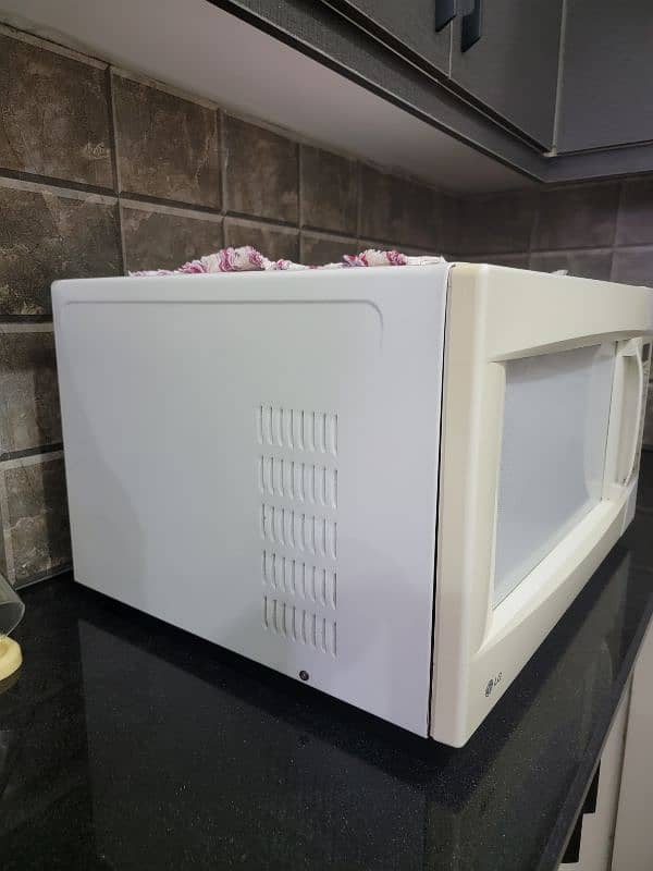 LG 60 Liters Full Size Microwave 2