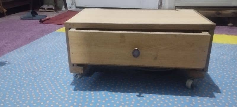 Sewing machine table with wheels 0