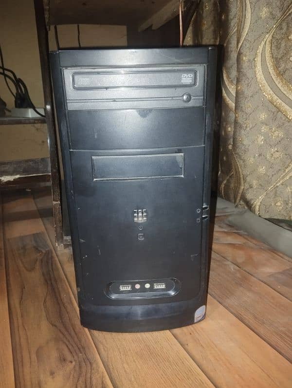 CPU, LCD, Speakers & TABLE for sale 1