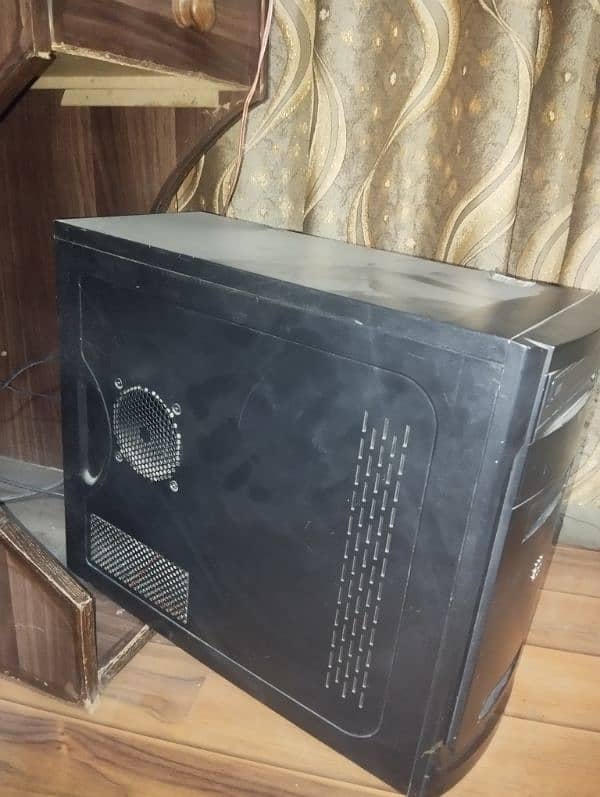 CPU, LCD, Speakers & TABLE for sale 2