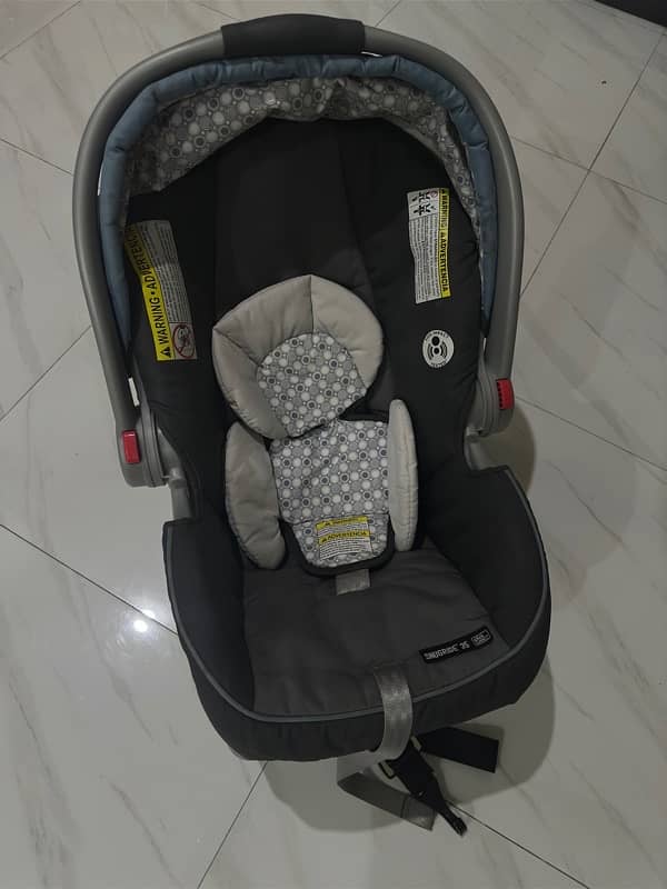 Graco Car Seat with Base 0