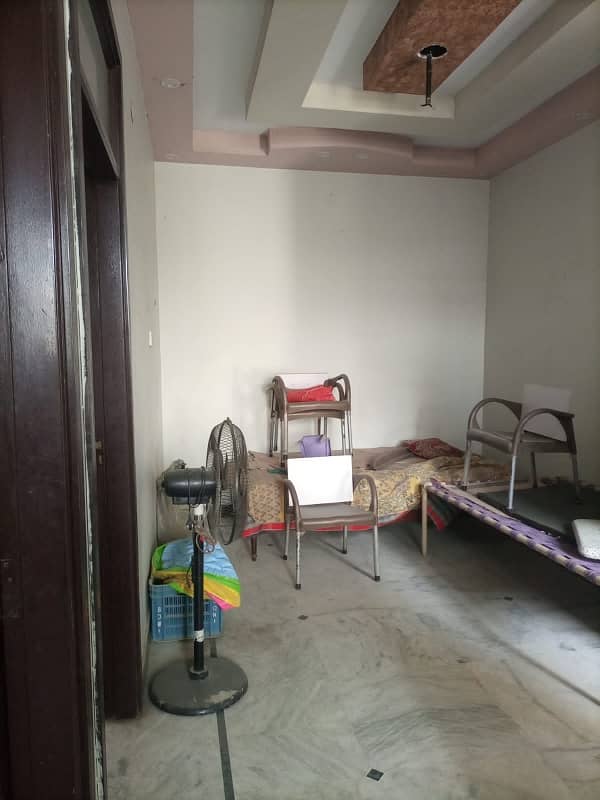 Gulshan-e-Iqbal - Block 13-D2 Flat For rent Sized 600 Square Feet 1