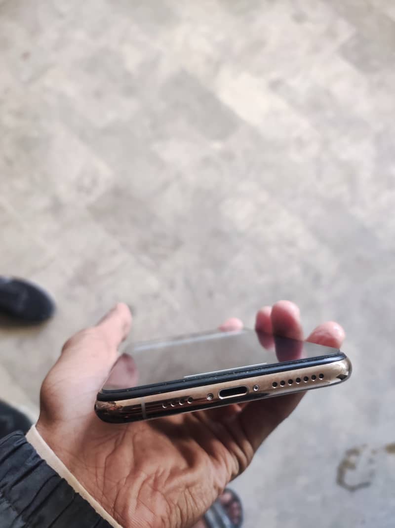 Apple iPhone XS Max factory unlocked 1