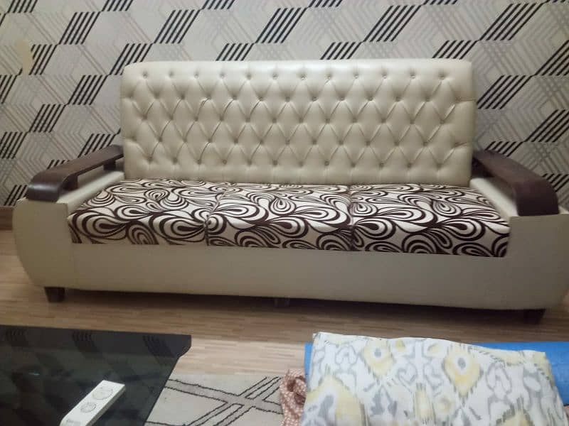 3 sitter sofa new condition 0