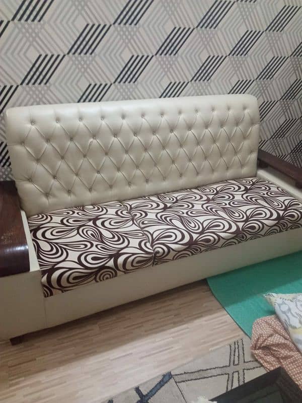 3 sitter sofa new condition 1