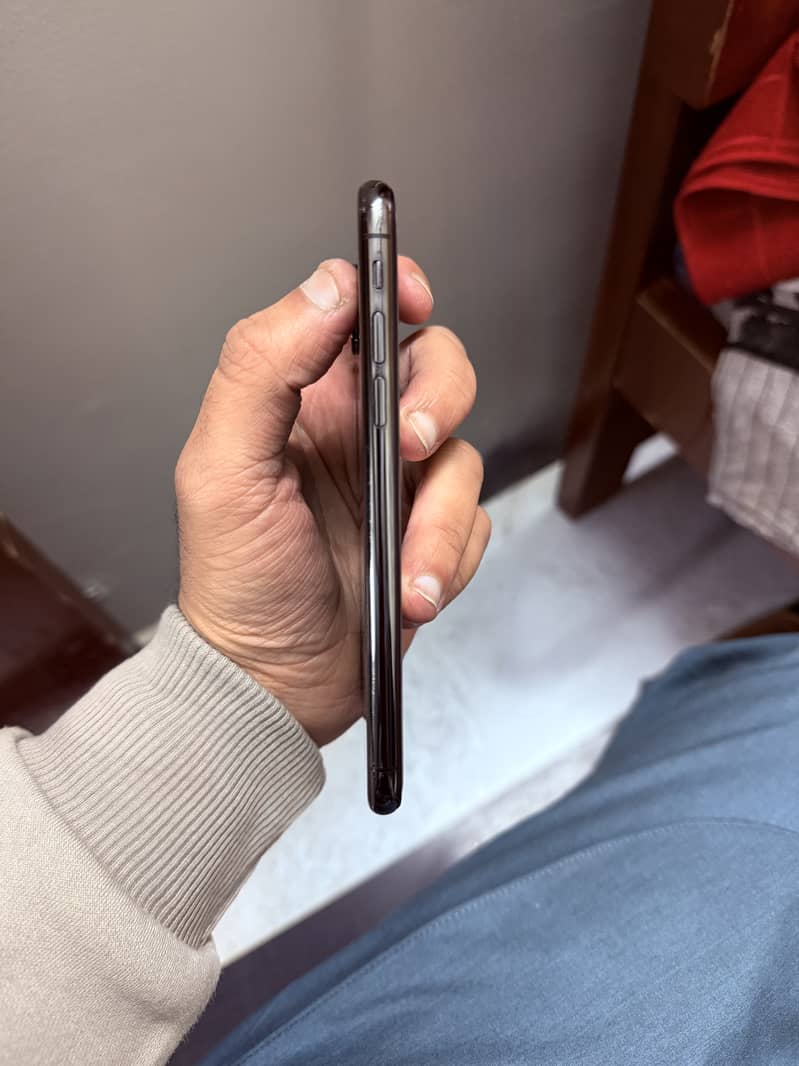 Apple iPhone XS 3