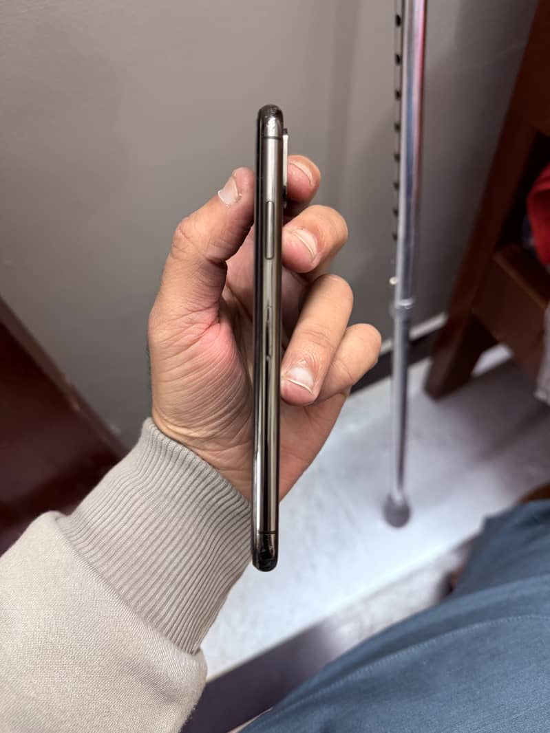 Apple iPhone XS 5