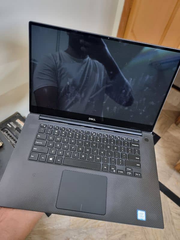 DELL XPS 15 7590 1