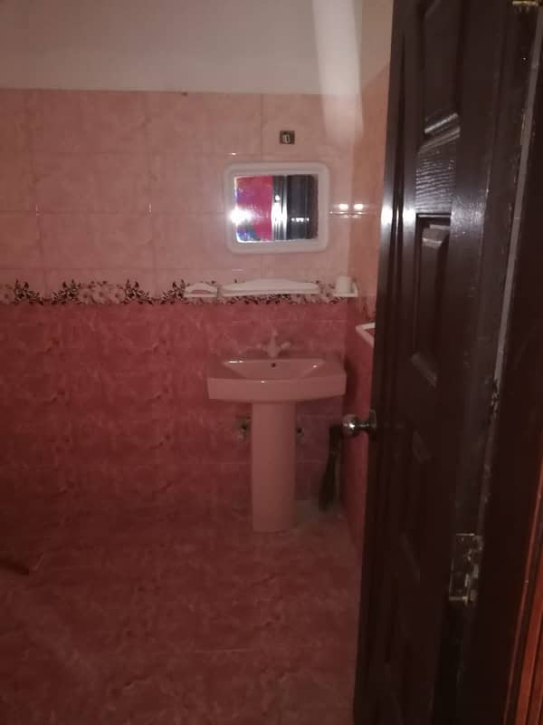 Portion. 400 Sq Yards 2nd Floor 2 Beds DD In Old Raviyaan Society 7