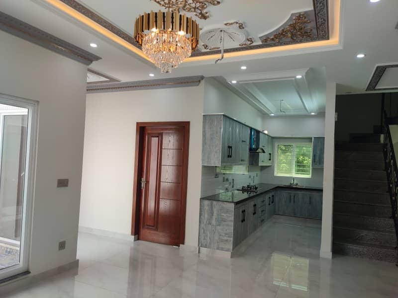 10 MARLA CORNER BRAND NEW BEAUTIFUL HOUSE IS AVAILABLE FOR SALE IN WAPDA TOWN 4