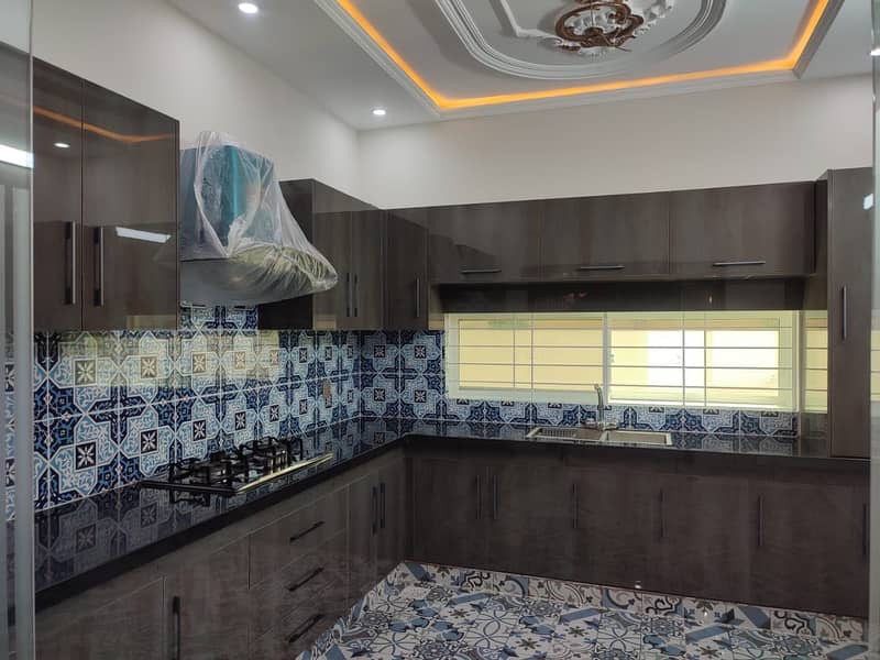 10 MARLA CORNER BRAND NEW BEAUTIFUL HOUSE IS AVAILABLE FOR SALE IN WAPDA TOWN 16