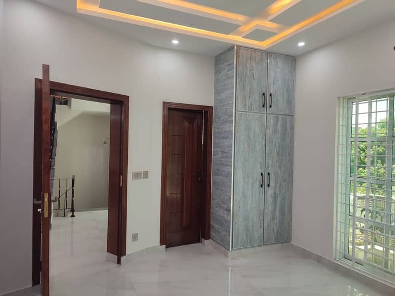 10 MARLA CORNER BRAND NEW BEAUTIFUL HOUSE IS AVAILABLE FOR SALE IN WAPDA TOWN 22