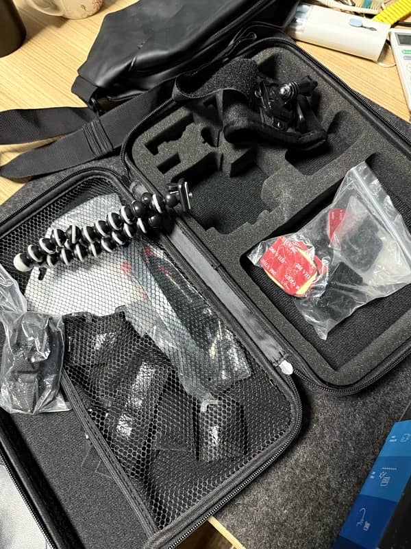 Gopro Hero 6 (with many mounts and bag) 2