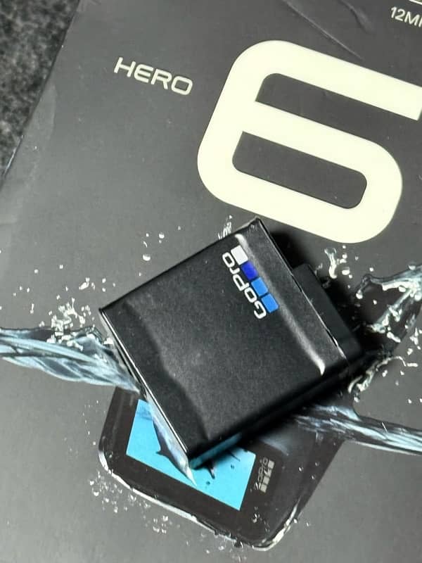 Gopro Hero 6 (with many mounts and bag) 3