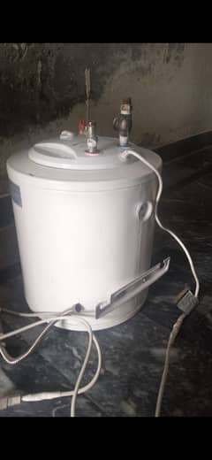 electric 25 liter gyser