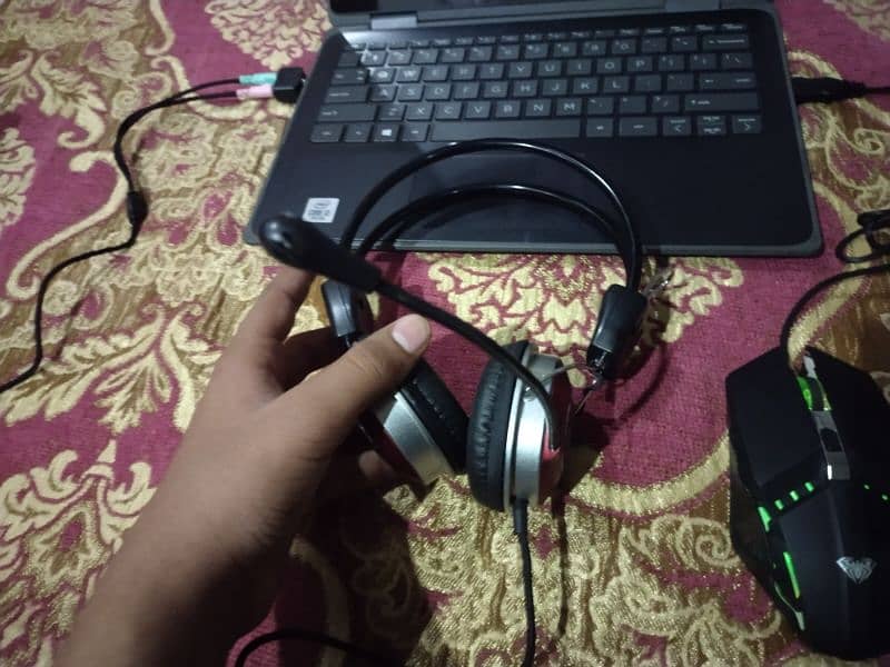 mouse and headfone mic wala ha 1