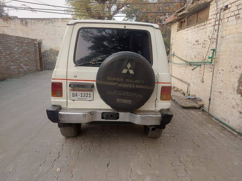 Mitsubishi Pajero 1988 2