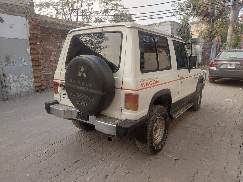 Mitsubishi Pajero 1988 4