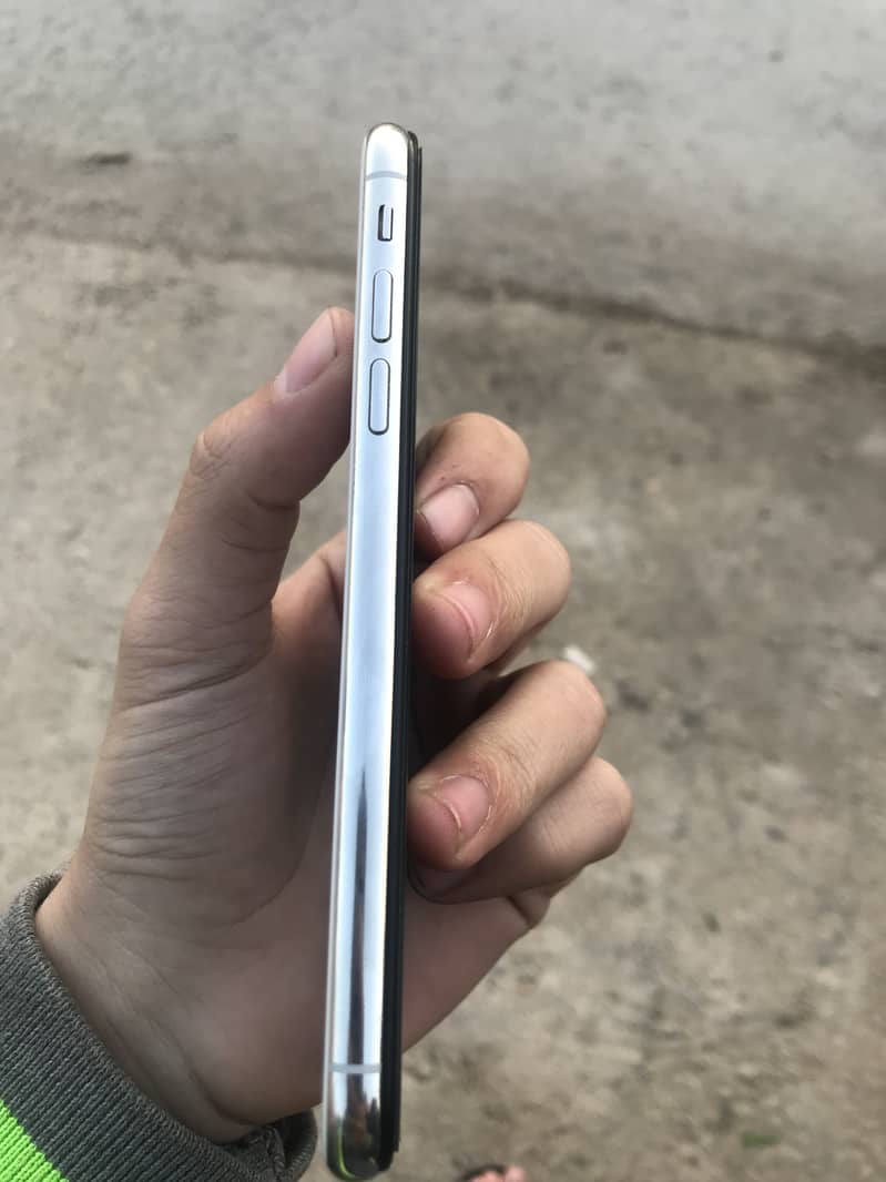 Apple iPhone X 3