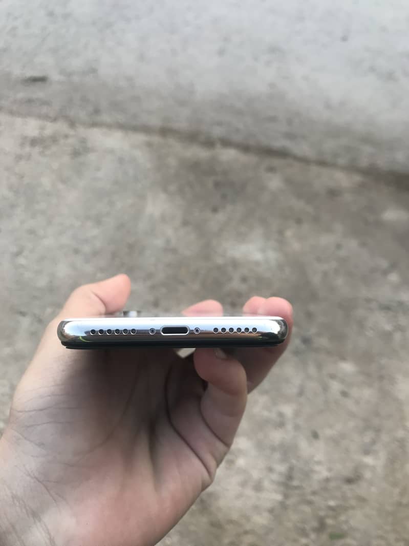 Apple iPhone X 4