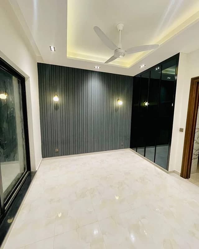 Upper Portion Locked-1 Kanal Fantastic Lower Portion On Top Location For Rent in DHA Phase 5 Lahore 6