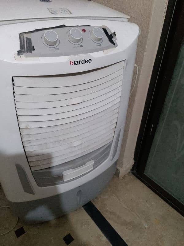 10/10 condition room cooler with ice bags only two months used 1