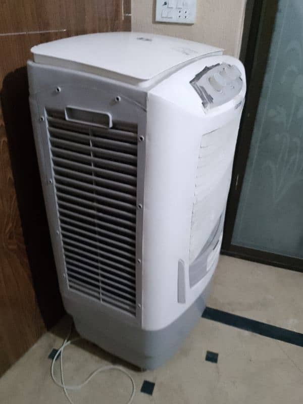 10/10 condition room cooler with ice bags only two months used 2