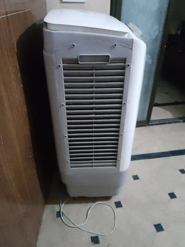 10/10 condition room cooler with ice bags only two months used 4