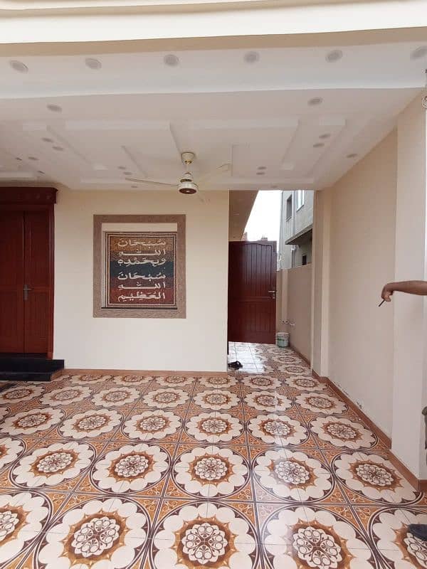 One kanal triple Storie house for sale in Sabzazar 0