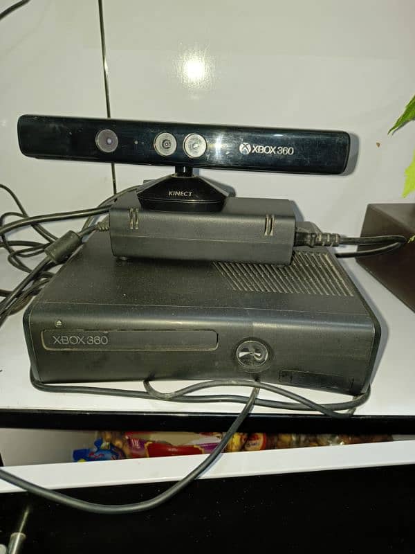 XBOX360 WITH KINECT 0