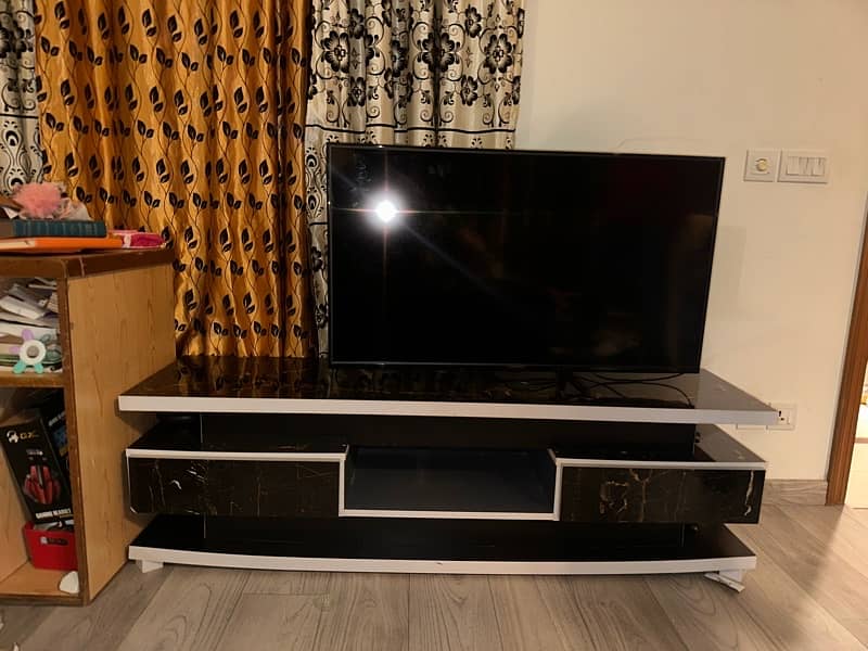 TV SHELF { Very Well Maintained } 3