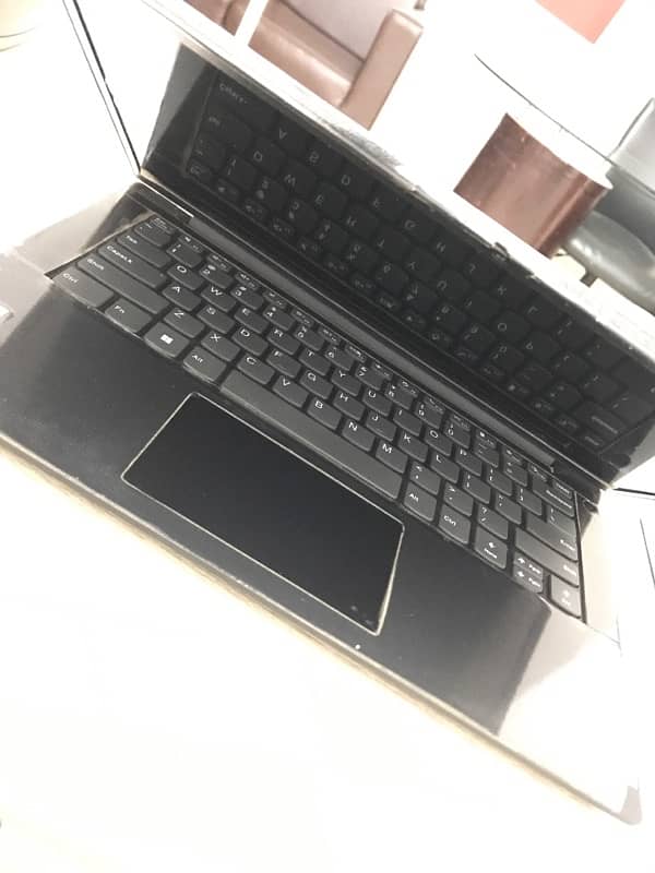 Lenovo V14 G3 8