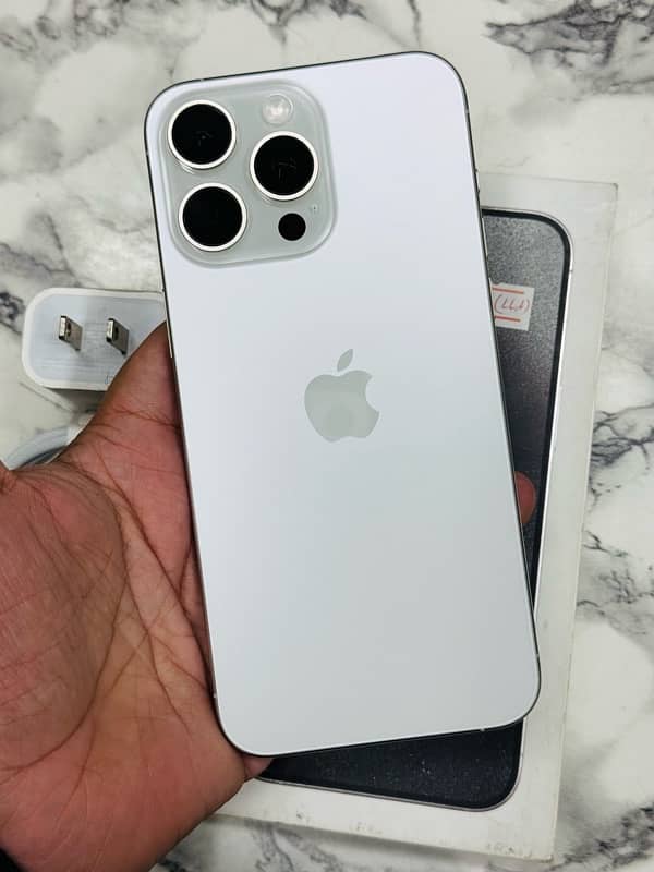 Iphone 15pro max LLA NON pta full sim time 99 health 0