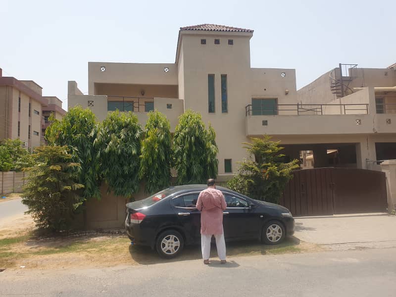 10 Marla 5 Bedrooms House Fully Tiled Askari-10 Lahore 0