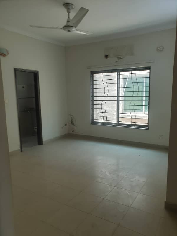 10 Marla 5 Bedrooms House Fully Tiled Askari-10 Lahore 19