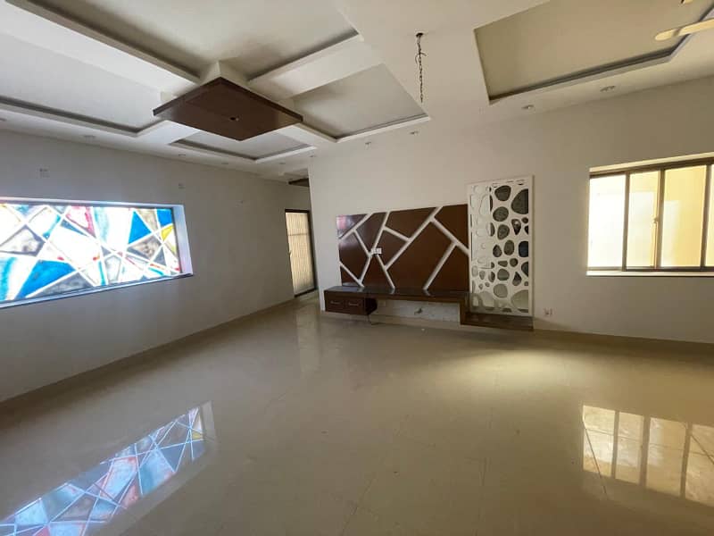 12 Marla House for Rent Available in Gulberg near Main Boulevard 11