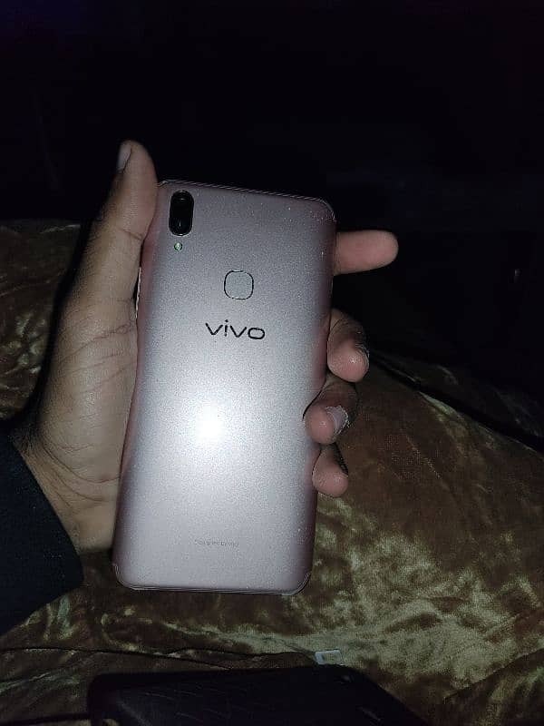 Vivo v9 with box 4.32 one hand use 1