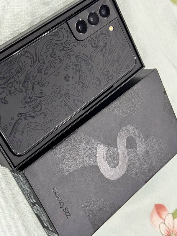 samsung S22 non pta 8/128GB with box with dbrand skin 0