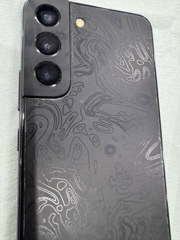 samsung S22 non pta 8/128GB with box with dbrand skin 2