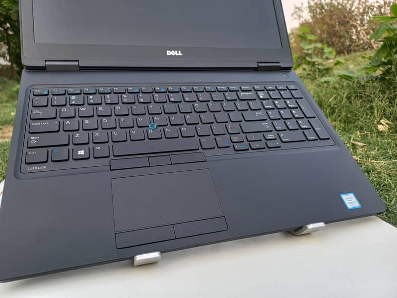 dell latitude 5590 core i5 quad core 8th gen 15.6" screen big  size 7