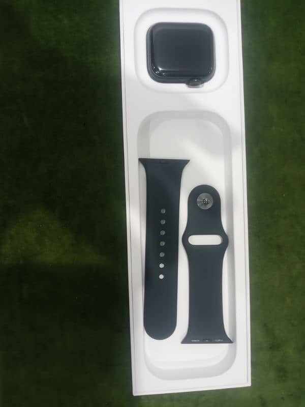 Smart watch original apple SE 40mm (2nd gen) black colour 4