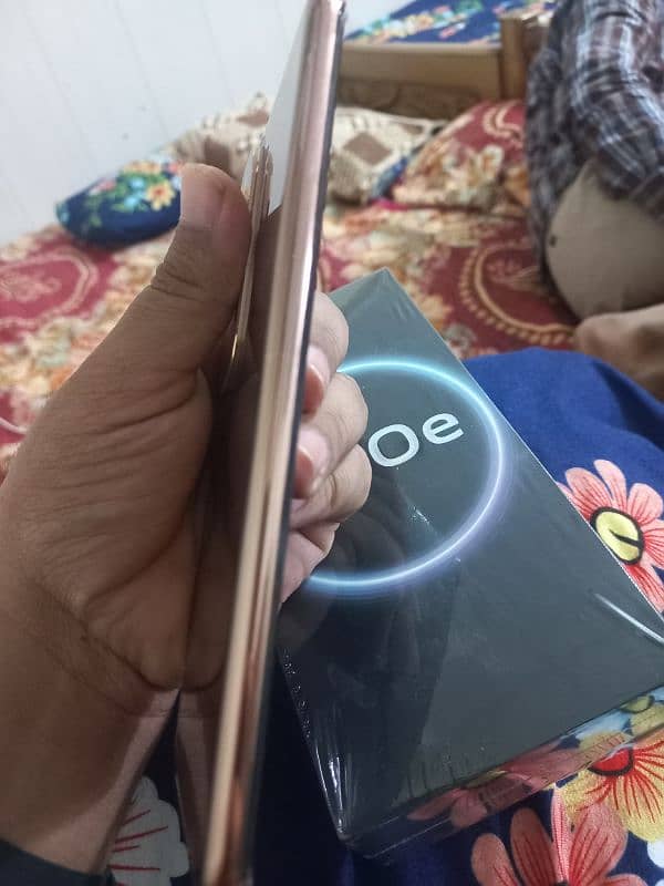 vivo v40e 8gb 256gb bronze 10/10 condition 2