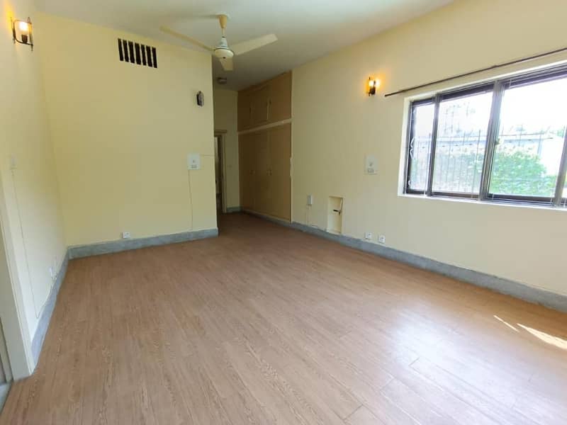 10*20 Basement 10*20 Shop 2 Bed Flat 150 Rental Value G-10 Markaz Top Location 4