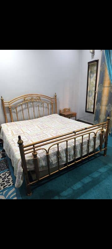 HEAVY IRON BED KING SIZE 2 SIDE TABLES 0