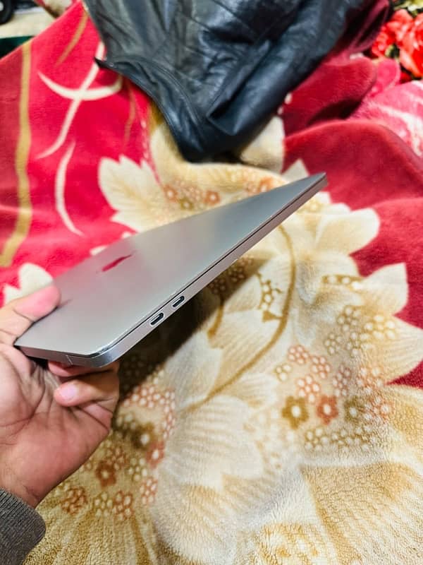 MacBook Pro 2018 13 inches 1