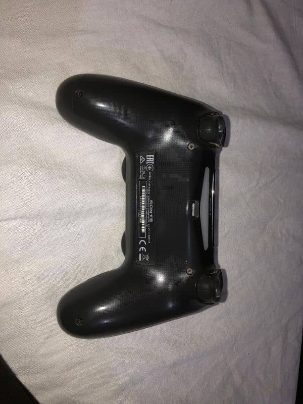 PS4 DUALSHOCK CONTROLLER 1