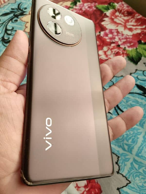 vivo v30e 10/10 scratchless complete box. 1