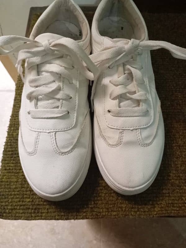 White customizable shoes 1