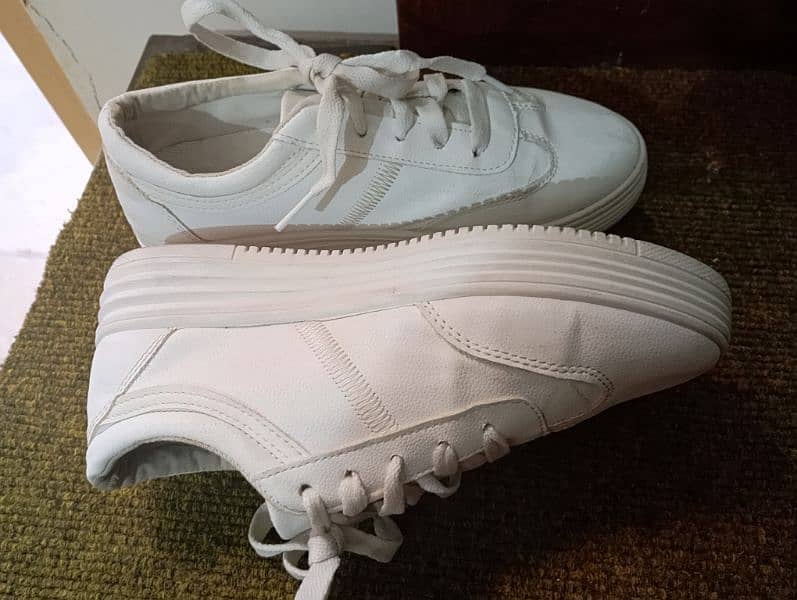 White customizable shoes 3